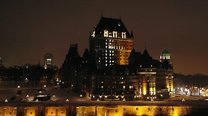 Chaque jour cette semaine, nous vous présenterons de nouvelles images tournées par drone d'un secteur de Québec pendant le couvre-feu. Aujourd'hui : le Château Frontenac et le quartier Petit Champlain. | ICI Québec