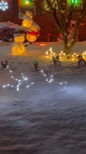 Christmas exterior walkthrough in the snow! #christmas #christmaswalkthrough #christmasdecor