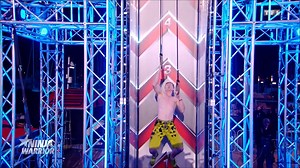 #NinjaWarrior Pour la grande finale de vendredi soir, l'ascenseur de l'extrême sera de retour... sous une forme différente ! Seule la force des bras pourra faire gravir les finalistes en haut de cette tour... Vous êtes prêts ? ⚡⚡ | Ninja Warrior France