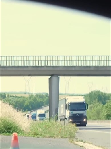 Vitesse dangereuse sur autoroute : rouler à 160 km/h quand les camions bloquent les voies, c'est risquer le pire. #Sécurité #Vitesse #Danger #Autoroute #Conduite #fyp #pourtoiii #Justice #faitsdivers