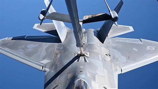 F15战斗机空中加油第一视角