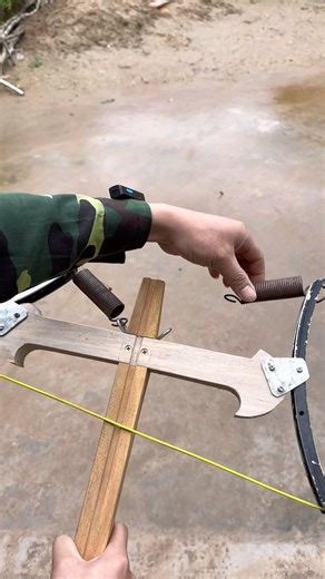 Spring-Loaded Power Supply with Easy Assembly and Disassembly