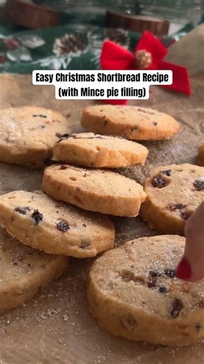 Homemade shortbread recipe with spiced fruit. Buttery Mince pie cookies #shortbread #easyrecipes