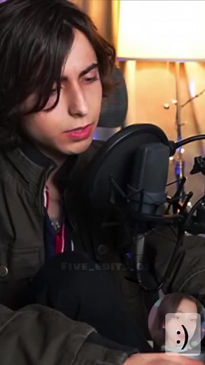 Aidan escuchando música en español 🧎🏻‍♀️ #fyp #five_edits_05 #viral #aidangallagher #aidanstream