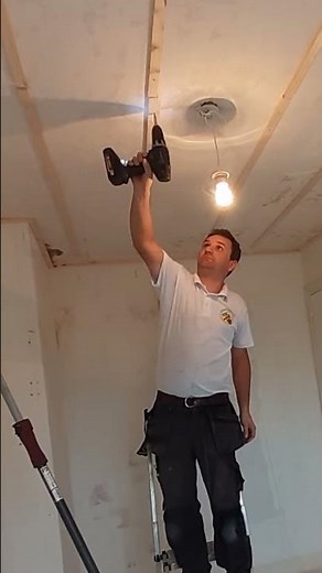 Rénovation d'un plafond : On pose du lambris PVC