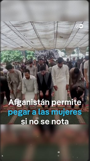 Nuevo código penal en Afganistán permite pegar a las mujeres si no se nota El Gobierno de los talibanes ha aprobado un nuevo y controvertido código judicial que clasifica a la sociedad en cuatro categorías y establece castigos diferenciados según el estatus social del acusado, reservando las penas de prisión y latigazos para las clases bajas y simples "advertencias" para la élite y los clérigos. | DW Español