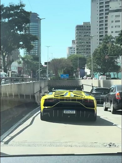 Aventador SVJ Amarela Acelerando em São Paulo