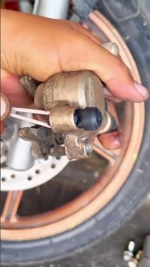 easy way for mechanics to install disc brake caliper rubber#tips #tricks #bikeshop #DIYMechanic