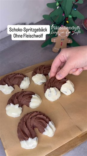 Gentiana Pkz on Instagram: "Schoko Spritzgebäck 🍪🍫🎄🎅🏻 dieses Gebäck ist so unglaublich zart 😍 Dir gefällt mein Rezept? Dann folge mir für weitere Rezeptideen @gentianas_foodhouse ✨🫶🏻 Ihr braucht: 📌 250 g weiche Butter 75 g Puderzucker 2 TL Vanilleextrakt 1 Prise Salz 300 g Mehl 20 g Backkakao 1/2 oder 1/4 TL Zimt (je nach gewünschter Intensität) 1/4 TL Lebkuchengewürz 1/2 TL abgeriebene Bio-Orangenschale Zubereitung: 1. ���Butter mit Puderzucker cremig rühren. 2. ���Vanilleextrakt und S