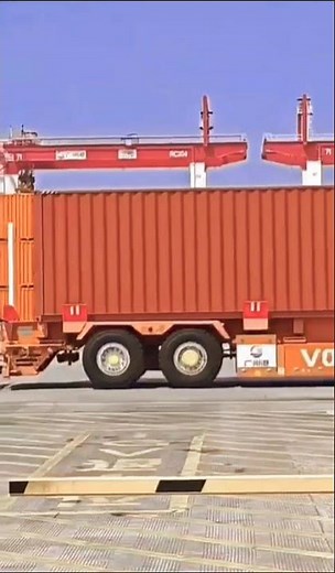 China's Smart Ports: Witness AI-Powered Container Handling in Action 🚢🤖