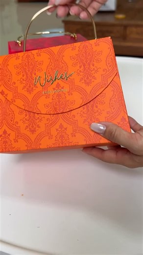 Paperbox_man on Instagram: "When your box looks like a luxury handbag ✨👜 This custom magnetic flap box with metal handle is where packaging meets fashion. Premium structure, handbag-inspired silhouette, and fully customizable for your brand. Why top U.S. brands choose this style: ✔ Luxury appearance without the luxury cost ✔ Metal handle = instant premium feel ✔ Strong magnetic closure ✔ Durable rigid board construction ✔ Supports custom size, logo, colors & finishes ✔ MOQ 100 • Factory-direct