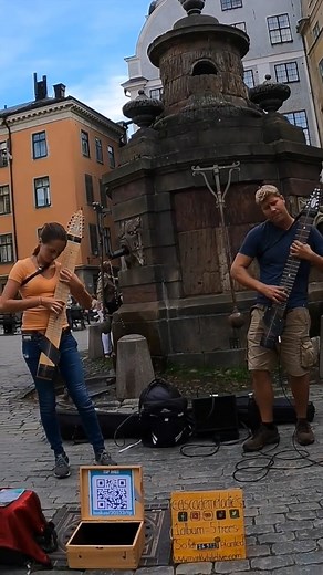 Here brilliantly playing Leonard Cohen's classic 'Hallelujah' Cascade - Mark&Steffi (themusicman.uk/mark-white-stefanie-barthel) on Chapman Sticks on the streets of Stockholm, Sweden. A fantastic instrument! markwhitelive.com & youtube.com/c/Cascademelodies | The Music Man