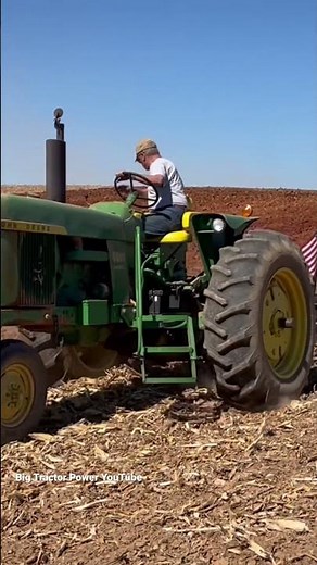 JOHN DEERE 4000 Tractor Plowing
