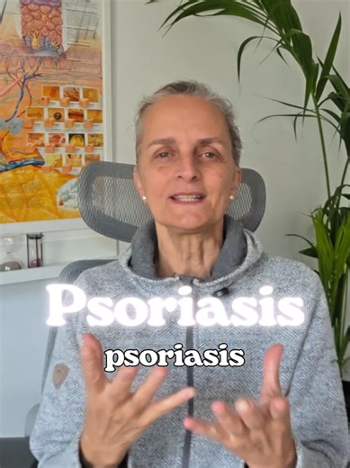 Comenta Brotes y descubre cómo tratar tus brotes de psoriasis desde los 6 pilares de mi Método Piel Sana Muchas personas con psoriasis buscan una crema nueva cada vez que aparece un brote. Pero la piel suele responder mejor cuando también cuidamos lo que ocurre alrededor de ella Hay pequeños gestos del día a día que pueden ayudar a que las placas estén más tranquilas: Hidratar la piel de forma adecuada Exponerse al sol Reducir el estrés y cuidar el sistema nervioso. Usar baños tibios calmantes. 