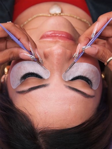 Llevar una mirada con pestañas de otra galaxia nunca ha sido una mala opción🛸 Es el detalle que eleva tu presencia, define tu estilo y transforma lo cotidiano en extraordinario ✨️ Galactic Beauty, donde cada mirada es una obra galáctica de la mano de @kg_beauty_lashes Inicia el año con una mirada única 🛸 #orlando #lasheslasheslashes #lashesextension #pestañaspeloapelo #ʙʀᴏᴡʟᴀᴍɪɴᴀᴛɪᴏɴ