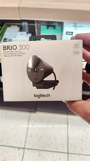 Webcam Logitech Brio 300 Full HD 1080p, image claire et fluide à trente images par seconde. Capteur deux mégapixels et design éco-conçu pour des appels pro sans effort. Dispo sur notre TikTok Shop, vitrine sur le profil. #logitech #webcam #setup #tech #tiktokshop