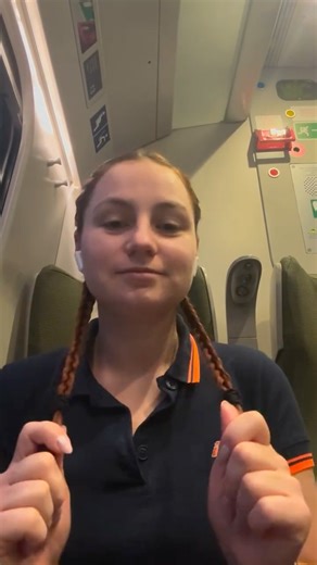 Ula on Instagram: "Szybki tutorial jak zaplatam moje „sławne” warkocze i to w pendolino 😂 Chciałabym, żeby zaplatanie ich szło tak szybko jak na filmie 😆 Sposób wypatrzyłam kiedyś n rolce albo tik-toku, nigdy nie potrafiłam zapleść francuskich (a w takich się podobam sobie najbardziej), a te je nawet przypominają i są na tyle proste, że daję radę samodzielnie 💪🏻 tylko ten pedantyzm mój 😓 żeby przedziałek wyszedł równo i warkocze też 😆 Dziękuję tym, którzy dotrwali do końca zaplątania. Buzi