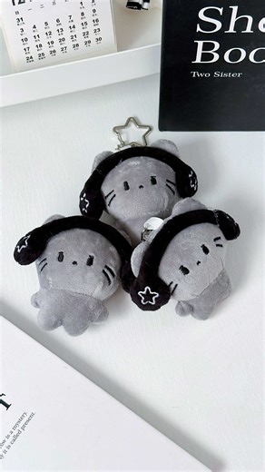 پیشی به این نازی دیده بودین؟🐈‍⬛🌟 حتی هدفون هم داره😭🎧 • قیمت: ۵۴۵ هزارتومن~ موجودی محصولات رو میتونید از طریق سایت چک کنید~ 🧸Site: www.kumushop.shop🧸 #آویز #جاکلیدی #گربه