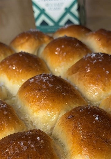 fluffy milk buns ☁️🍞 I LIKE BIG BUNS AND I CANNOT LIEEEEE 🤪 And yes… by buns I mean my fluffy Japanese-inspired milk buns. They are pillowy, buttery, and honestly dangerous because you’ll want to eat three at a time 😂 I make these for pretty much every family gathering and they are ALWAYS the first thing gone. They’re way easier than they look and everyone will think you spent hours in the kitchen 🥰 #milkbuns #dinnerrollsrecipe #easyrecipe #easyrecipes