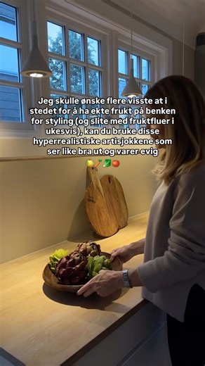 Christine Høst | Airbnb | Eiendom on Instagram: "Jeg skulle ønske flere visste at du ikke trenger ekte frukt på benken for å få det fint på kjøkkenet 🍋 Jeg elsker uttrykket ekte frukt gir, men vil gjerne slippe fruktfluer som blir værende i ukesvis… Disse hyperrealistiske artisjokkene ser like bra ut, funker til styling – og varer evig. Pent, praktisk og helt uten små flyvende gjester 🥬🍅 Følg for flere små, smarte grep i hverdagen 👆🏻"