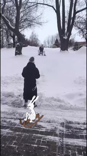 Pause heute mal anders im Seniorenzentrum Böhlen ❄️🛷 Der Schneeeinbruch kam, der Schlitten wurde rausgeholt – warum also nicht einfach nutzen? Auch auf Arbeit darf gelacht werden, denn Spaß gehört einfach dazu 😊 #SeniorenzentrumBöhlen #Teamwork #Arbeitsalltag #SpaßBeiDerArbeit #Winterzauber Schneepause GuteLaune PflegeMitHerz | inter pares Unternehmensgruppe