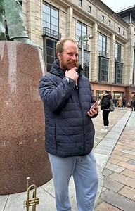 Love Came for Me . . . . By Rita Coolidge and played by Daniel DeGruchy-Lambert #ritacoolidge #music #buskers #buskersofglasgow #glasgow #scotland #glasgowmusicscene #scotlandmusicscene | BuskersofGlasgow