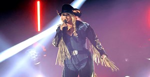 Miranda Lambert Heats Up The ACM Awards With Fiery Performance Of New Song, "Wranglers"