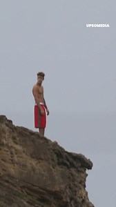During a vacation in Hawaii, Justin Bieber jumped from the top of a cliff and would run a great risk. 📹 : https://www.instagram.com/splashnews/ | Celebrities