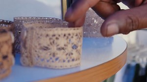 ARTISANAT – La dentelle aux fuseaux, un savoir-faire délicat La finesse de la dentelle aux fuseaux constitue son principal charme. Ce savoir-faire qui nécessite de l’agilité, de la patience, et une bonne maîtrise des techniques intéresse peu la nouvelle génération. | 2424.mg