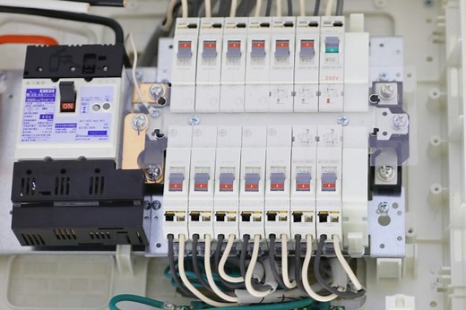 【制御盤】サーキットプロテクタって何？ブレーカーとの違いは？