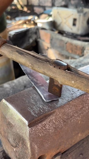 155K views · 322 reactions | From fire and strength comes precision. ⚒️ Watch how this blacksmith shapes steel by hand — true craftsmanship that never fades.  #blacksmith #forgingsteel #artesano #hechomanual #craftsmanship #metalwork #globalartisan #pandaibesi #cuttingskills | Rizaldi | Facebook