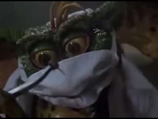Gremlins 2: The New Batch (1990) cranked up the mayhem and turned it into a full-blown cartoon come to life. Directed by Joe Dante, this sequel ditched the cozy small-town vibe of the first film and dropped Gizmo, Billy (Zach Galligan) and Kate (Phoebe Cates) into a futuristic New York skyscraper owned by eccentric tycoon Daniel Clamp (a parody of real-life media moguls). Inside Clamp Tower, the Gremlins go absolutely wild — mutating into all sorts of crazy forms thanks to a genetics lab: Spider
