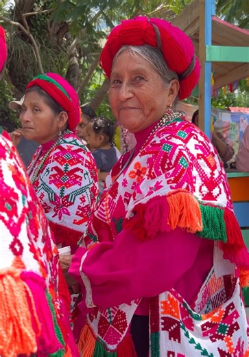 Mujeres y el Traje Típico Tenek en la Huasteca Potosina