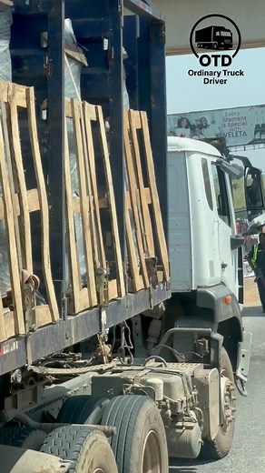 Today I met one of my senior 42-pallet truck drivers who has been supporting my content for a long time. He is one of my real fans, and he dropped some heavy vibes in my video. Truck life is unity, respect, and brotherhood. I am OTD — Ordinary Truck Driver, based in Abuja. 📞 Available for long-distance haulage & brand partnerships across Nigeria. Call/WhatsApp: 08108471453 #OTD #OrdinaryTruckDriver #TruckLife #TruckDriversNG #42Pallet #NigerianTruckDrivers #DriverVibes #OTDFamily #RoadLife #Abu