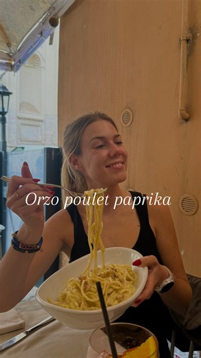 Anne-Charlotte Boukachabine on Instagram: "Pâtes orzo et poulet Liste d’ingrédients : - 2 escalopes de poulet - 200 g de pâtes - 100 ml de crème liquide - 1 à 2 poignées d’épinards frais - 1/2 oignon rouge - Un peu de beurre - Tomates séchées (coupées en lanières) - 1 cuillère à soupe d’herbes de Provence - 1 cuillère à soupe de paprika - Sel - Poivre - Bouillon de légumes (environ 300 ml) - 30 g de parmesan Instructions : 1. Coupez les escalopes de poulet en cubes. 2. Faites revenir le poulet d