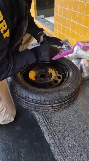 PRF aponta cocaína dentro de estepe de carro na BR-235