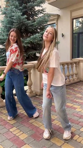 "break your legs" Tik Tok trend / dance trend for two