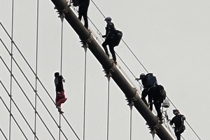 Shocking video shows climber clinging from cables on Brooklyn Bridge