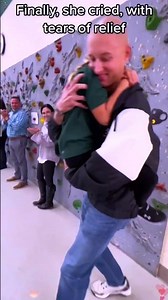 The soldier secretly returns home to surprise his child#MilitaryHomecoming #DadHero #familyreunion