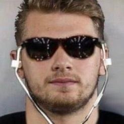 Primer partido de su carrera contra su padre23 años después, donqueo a su hijoLeBron James.