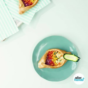Ook zonder Canal Parade dit jaar, vieren we love = love met deze pizza pride bootjes. 🏳️‍🌈🍕 Recept: https://bit.ly/30cTLzb | Allerhande
