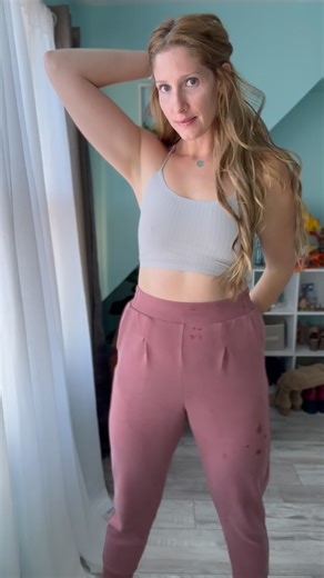 Emerson Bloom on Instagram: "You like my hair half way up or down 😍 #redhead #explorepage✨ #explorepage #fit #model #tryon #longhair #mombod #ootd #goals #health #fitfam #instalike #fitspo #foryou #foryoupage #foru #nomakeup #natural #naturalhairdaily #goodvibes #positivity"