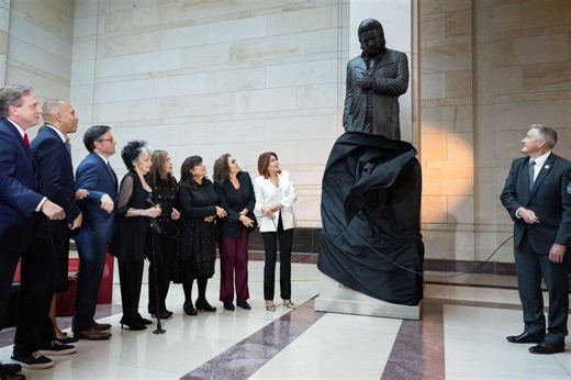 'Man in Black' honored with bronze statue at US Capitol