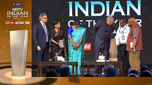 Vice President Jagdeep Dhankhar presented the 'Science Icons Of The Year' to ISRO. The scientists helped India land near the south pole of the moon and with the successful launch of the Aditya-L1 spacecraft to study the Sun. #NDTVIndianOfTheYear | NDTV