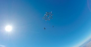 Vidéo : 65 femmes en parachute, record du monde !