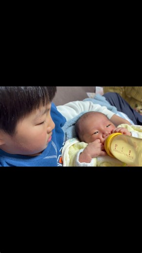にいにの初ミルク、ふたりとも必死すぎて可愛い🍼【新生児】 #新生児 #赤ちゃん #赤ちゃんのいる生活 #shorts