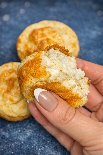 Τυροπιτάκια φούρνου/ σουφλεδακια με ασπράδι & cottage Υλικά \t•\t250 ml ασπράδια αυγού \t•\t150 g cottage cheese \t•\t120 g φέτα \t•\t60 g αλεύρι βρώμης \t•\t1 κ.γ. μπέικιν πάουντερ \t•\tΠιπέρι / ρίγανη ⸻ Εκτέλεση \t1.\tΣε μπολ ανακατεύουμε τα ασπράδια με το cottage. \t2.\tΠροσθέτουμε τη φέτα θρυμματισμένη. \t3.\tΡίχνουμε το αλεύρι βρώμης, το μπέικιν και τα μπαχαρικά. \t4.\tΑνακατεύουμε μέχρι να έχουμε παχύρρευστο μείγμα. \t5.\tΑφήνουμε το μείγμα 10–15 λεπτά στο ψυγείο. \t6.\tΜοιράζουμε το μείγμ