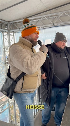 Hold kæft, hvilket brutalt X-MAS Electro Festival vi leverede for et par uger siden – for første gang i Flensburgs historie i juletiden ⚡️🔥 Næste år har jeg fire festivals klar til jer midt i byen på Willy-Brandt-Platz, lige foran min café Rock Café 👀🔥 2026 Line-up: 1️⃣ City Beats 2.0 – 30.05.26 2️⃣ Hip Hop Beats – 04.07.26 (helt nyt) 3️⃣ Stadt Fest 4.0 – 15.08.26 4️⃣ X-MAS Electro Beats 2.0 – 05.12.26 Fuck, jeg elsker at organisere ting og altid være i bevægelse – det er dér, jeg føler mig m