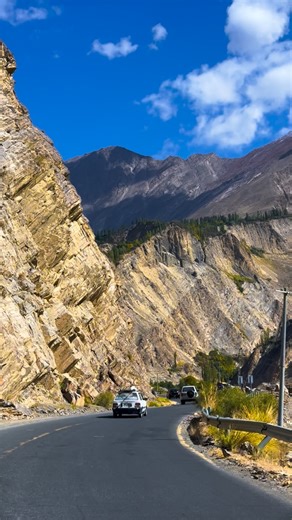 Karakoram Highway – The Roof of the World 🌍✨ Where mountains kiss the sky and every curve tells a tale of wonder. 🏞️ The world’s highest paved road — a journey through clouds, courage, and timeless beauty. 🚗💨 📍 Karakoram Highway | Gilgit-Baltistan 🎥 @northern_vibesss ❤️ Like if this highway calls your soul 💾 Save for your next adventure 🔔 Follow @northern_vibesss for more northern magic #KarakoramHighway #GilgitBaltistan #NorthernVibess #RoofOfTheWorld #ScenicDrive #AdventurePakistan #Mo