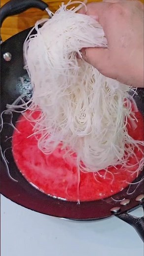 #ผัดหมี่สีชมพู โปะกุ้งทอด #เมนูตรุษจีน อร่อยความหมายดี เส้นสีสวยฉ่ำซอสรสกลมกล่อมหวานมันกะทิเรียลไทย